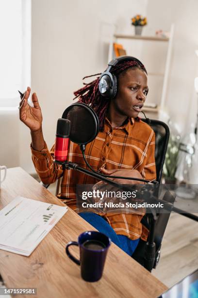 joven africana disfrutando de su podcast - locutora de radio fotografías e imágenes de stock