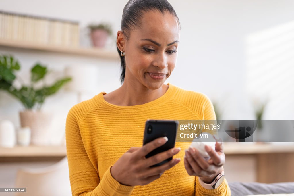 Istruzioni di pillole di ricerca della donna sullo smartphone