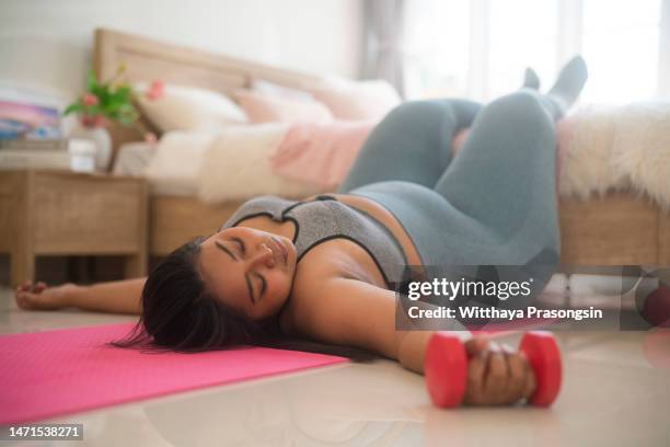 funny overweight sportsman lying down exhausted - missed train stockfoto's en -beelden