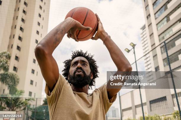homem negro treinando basquete lance livre - fazer cesta - fotografias e filmes do acervo