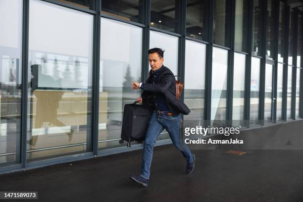 homme d’affaires courant à l’aéroport après avoir été en retard - after run photos et images de collection