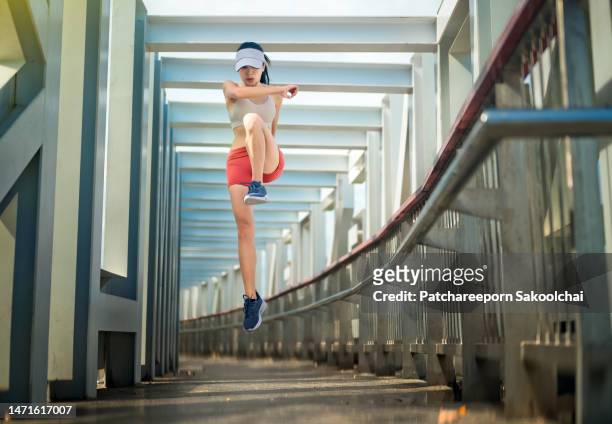 sporty woman - beautiful asian legs - fotografias e filmes do acervo