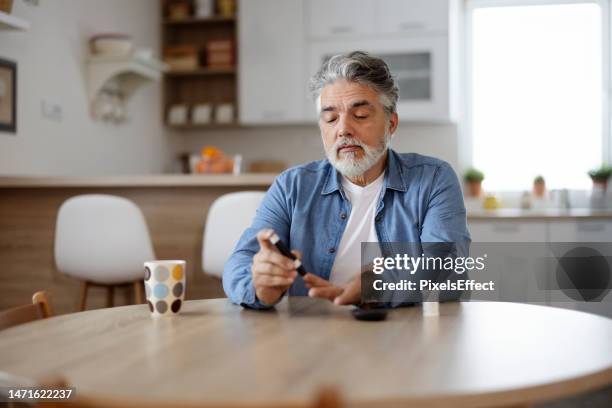 comprobación del nivel de azúcar en sangre - prueba-de-azúcar-en-la-sangre fotografías e imágenes de stock