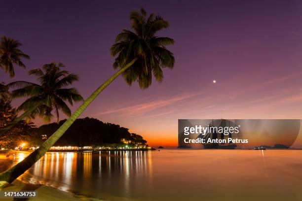 sailboat at sunset near the shores of a tropical island - aruba bildbanksfoton och bilder