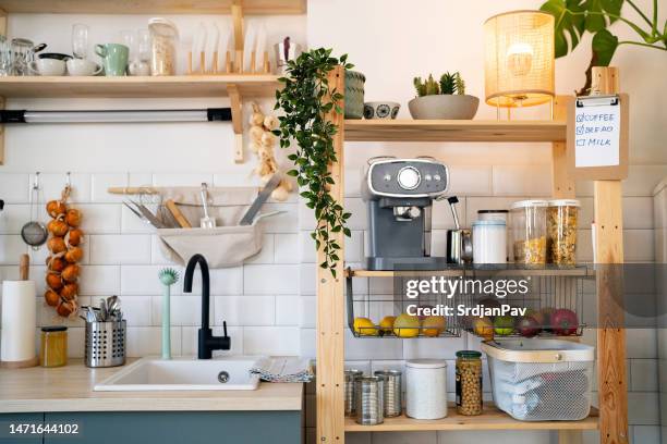 modern kitchen - voorraadkast stockfoto's en -beelden