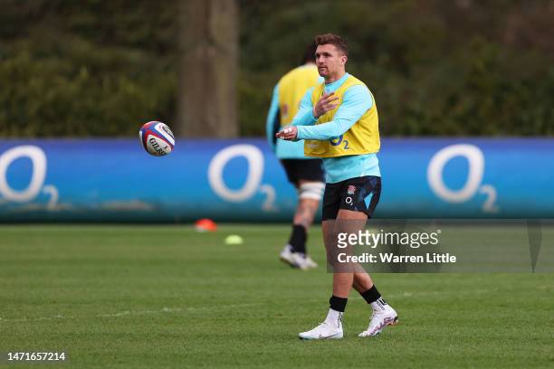 Henry Slade of England passes the ball during the England Rugby Training Session at Pennyhill Park on March 06, 2023 in Bagshot, England.