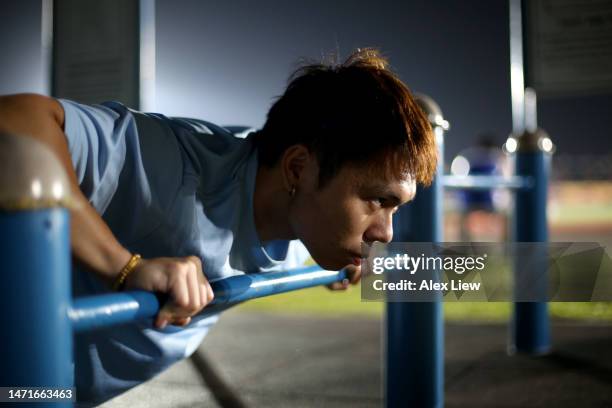 outdoor fitness at night - malaysian people stock pictures, royalty-free photos & images
