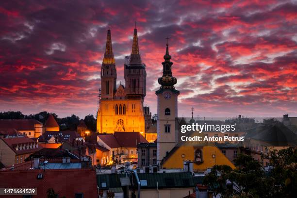 sunset view of the cathedral in zagreb. croatia - zagreb photos et images de collection