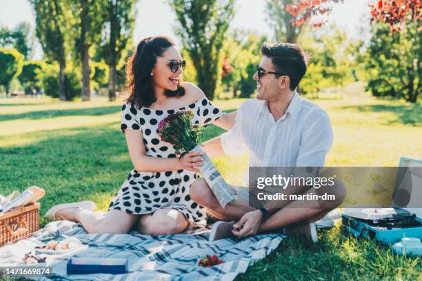 Couple Heureux Le Jour De La Saintvalentin, Photo