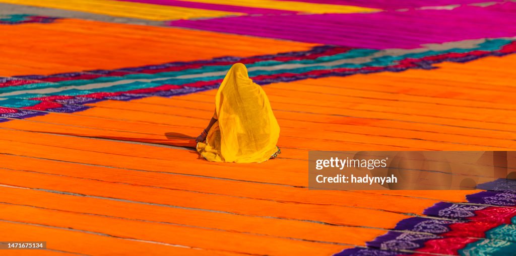 Farben Indiens - Frau überprüft gefärbte Stoffe, Rajasthan, Indien