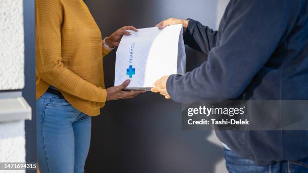 entrega de medicamentos - drug delivery fotografías e imágenes de stock