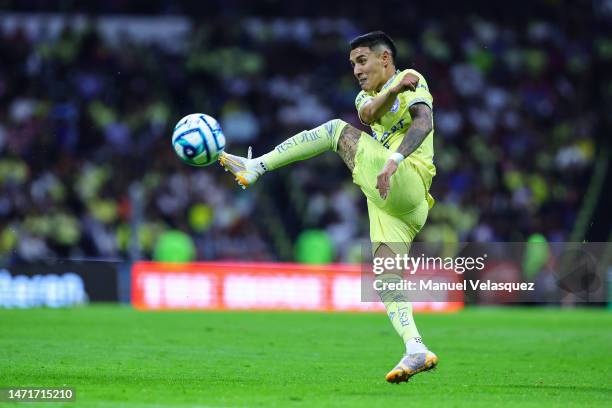 Leonardo Suárez of America controls the ball during the 10th round match between America and Pachuca as part of the Torneo Clausura 2023 Liga MX at...