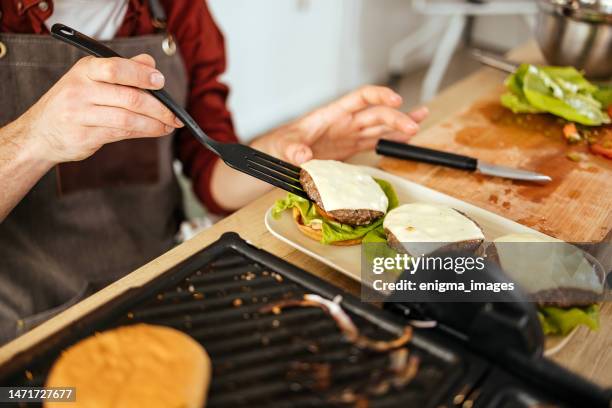 cheeseburgers estão prontos - homemade - fotografias e filmes do acervo