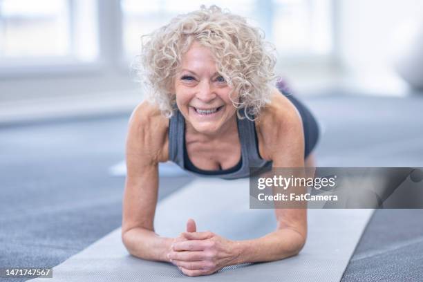 woman planking - bodyweight training stock pictures, royalty-free photos & images