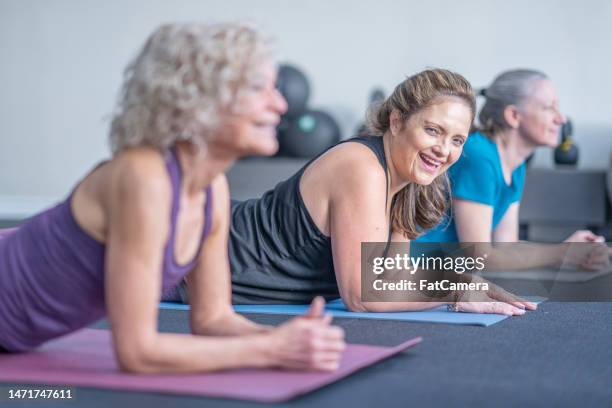 women in a yoga class - sit ups stockfoto's en -beelden