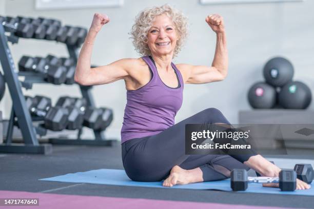 starke frau - krafttraining stock-fotos und bilder