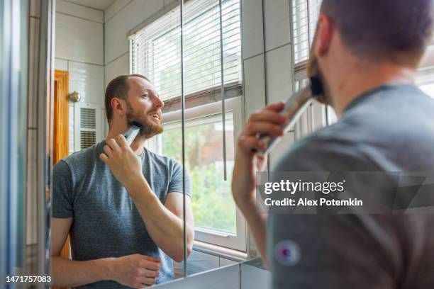 Trimmer Using Man Trimmer Head Photos and Premium High Res Pictures - Getty Images