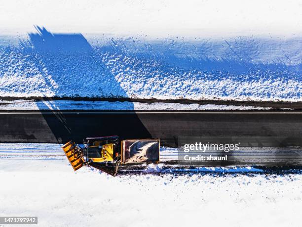 rampa de entrada de la autopista de limpieza de quitanieves - quitanieves fotografías e imágenes de stock