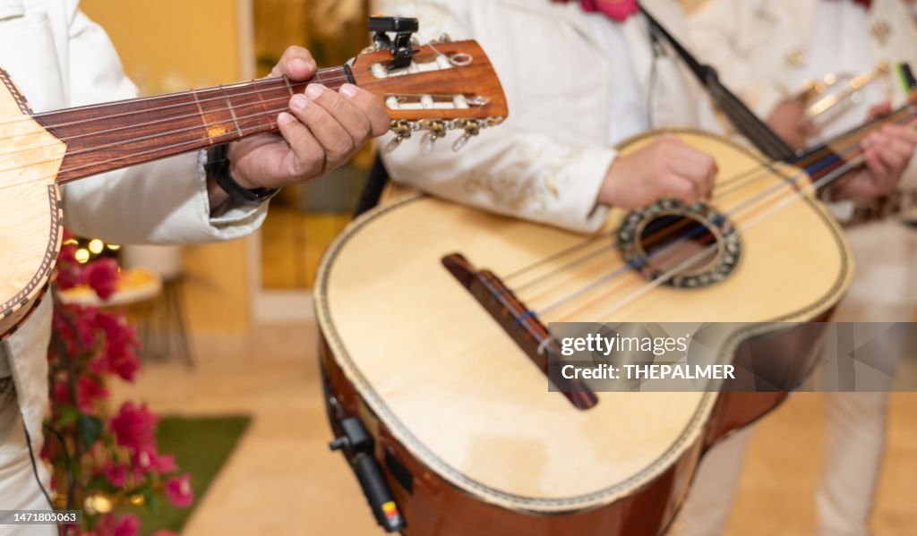 Detalles de las manos de Mariachi Band
