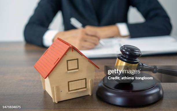 housing lawsuits - vente aux enchères photos et images de collection