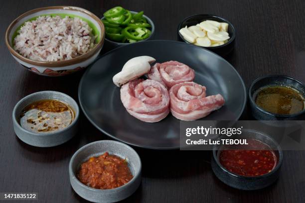 korean food assortments - ramequin photos et images de collection