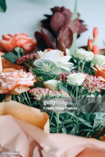 full frame creativity organic flowers bouquet - fiorista foto e immagini stock
