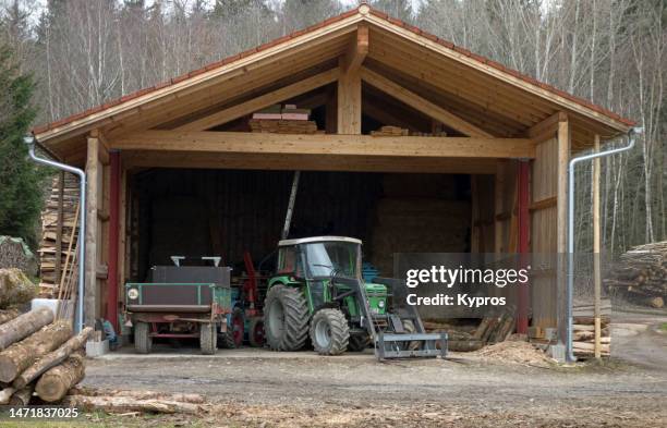 rural barn or equipment shed - cabana estrutura construída imagens e fotografias de stock