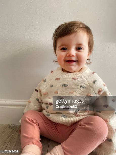 one year old girl in wool sweater - baby pullover stockfoto's en -beelden