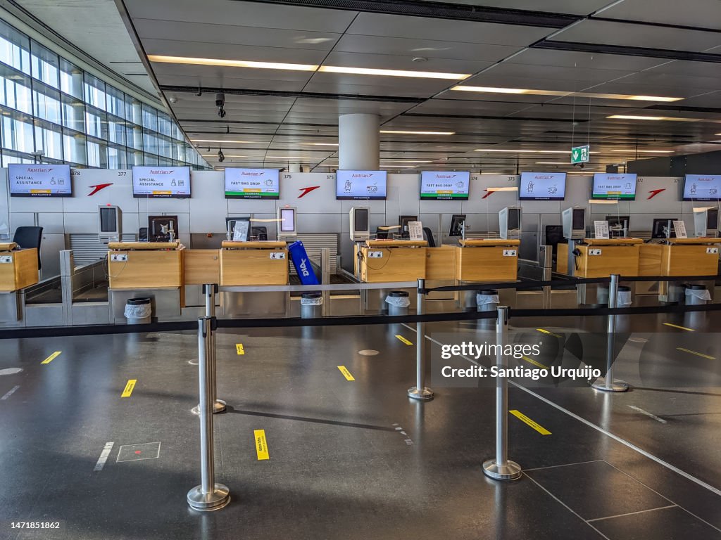 Checking Counter Airport Checkin Counters In Vienna Airport Stock-Foto - Getty Images