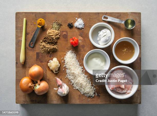 chicken korma curry raw ingredients - masala stockfoto's en -beelden