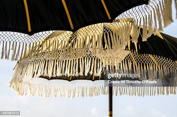 beach umbrellas with white fringes - fringing 個照片及圖片檔