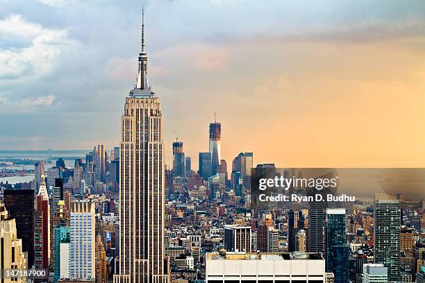 empire state building and one world trade center - empire state building foto e immagini stock