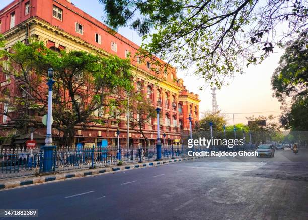kolkata downtown office buildings - indian road stock pictures, royalty-free photos & images