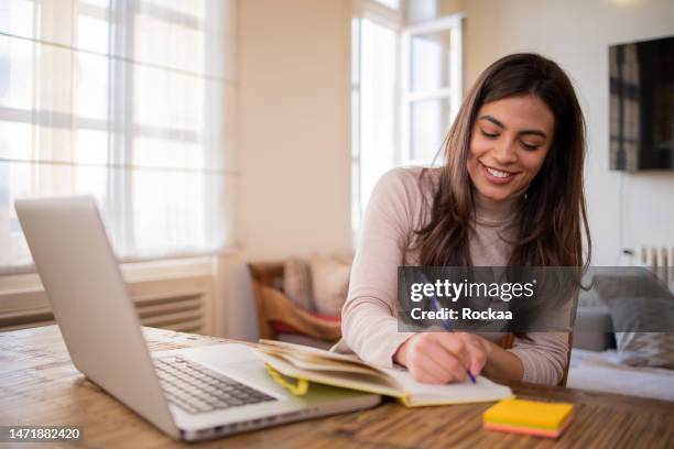 unternehmerin betreibt ihr online-geschäft - studieren stock-fotos und bilder