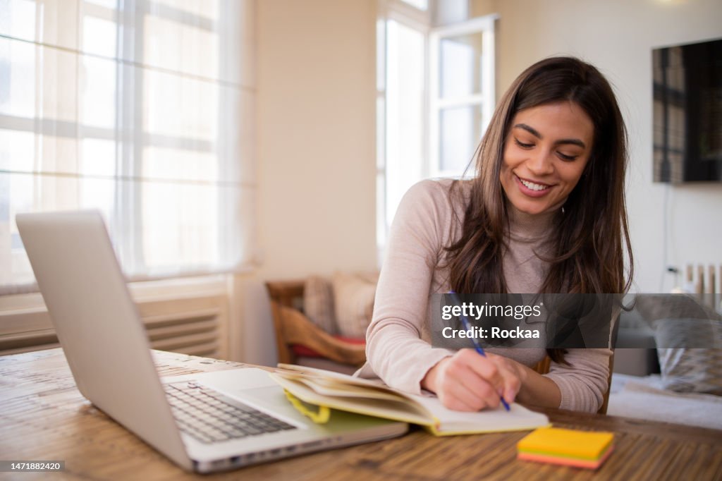 Emprendedora está dirigiendo su negocio en línea