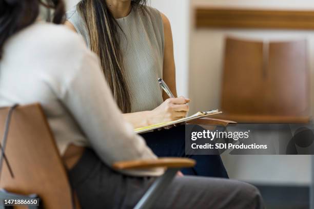 unrecognizable woman meets with her unrecognizable female counselor - onherkenbaar persoon stockfoto's en -beelden