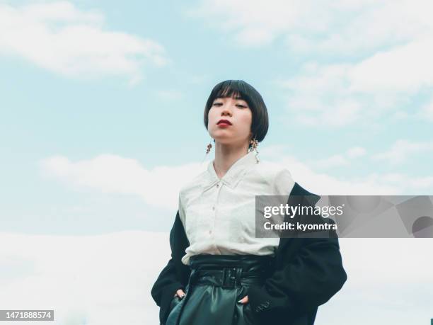 retrato joven mujer asiática al aire libre mirando a la cámara - estilo de vida alternativo fotografías e imágenes de stock