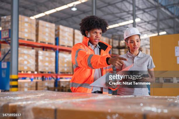 reduce and reconcile damaged goods claims more efficiently in logistics operations. diversity of the team's logistic operations has a discussion over the packaging to control and prevent damage during loading in a logistics center. - produktrückruf stock-fotos und bilder