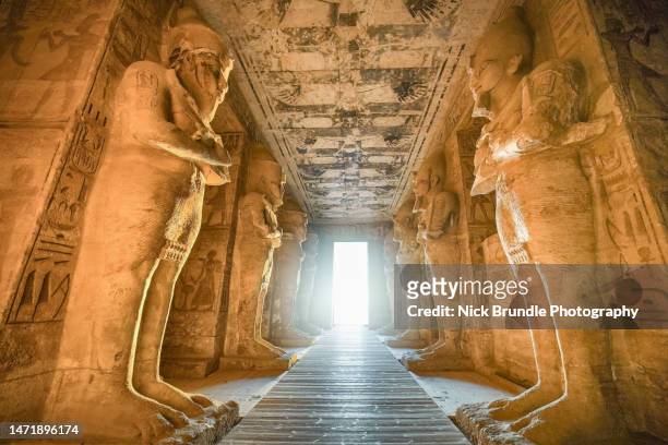 abu simbel, egypt. - kolossus stockfoto's en -beelden
