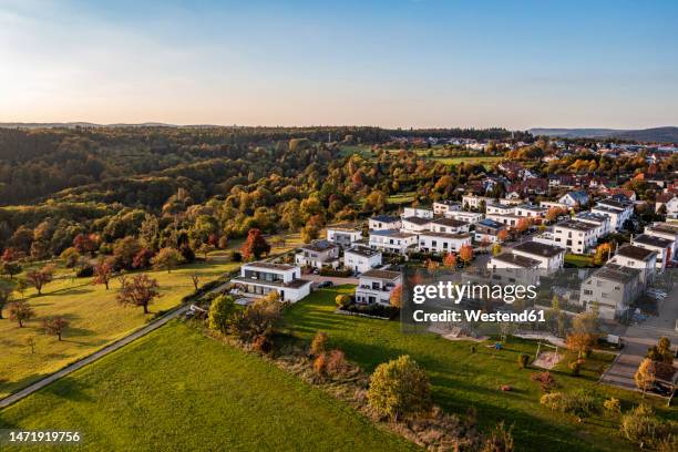 germany, baden-wurttemberg, baltmannsweiler, aerial view of modern suburb at autumn dusk - housing development stock-fotos und bilder