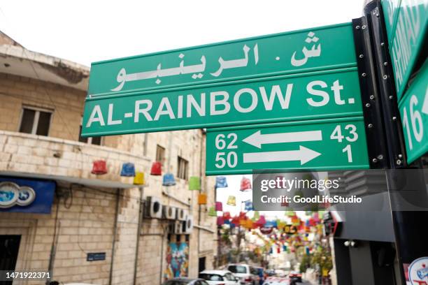 strada arcobaleno ad amman - amman rainbow street foto e immagini stock