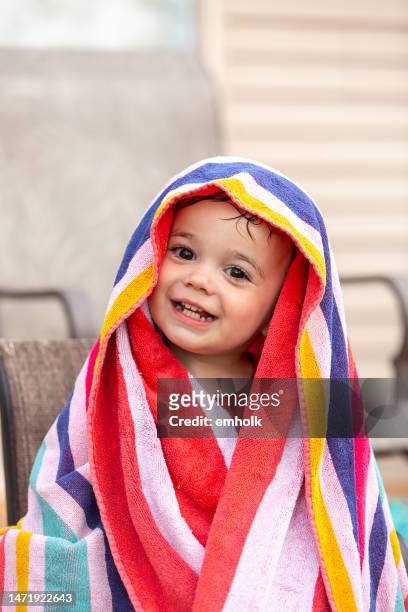 young boy wrapped in striped beach towel - baby sommer stockfoto's en -beelden