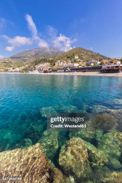 italy, liguria, levanto, seashore ofcinqueterrewithspiaggialevantobeach and hills in background - cinque terre nationalpark stock-fotos und bilder
