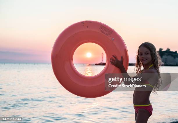 mädchen am strand während des sonnenuntergangs - swimsuit models girls stock-fotos und bilder