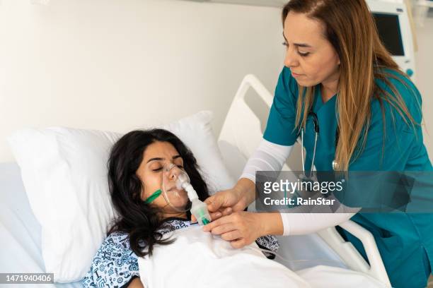 arzt bei der anpassung der atemunterstützung im krankenhaus - asthma in adults stock-fotos und bilder
