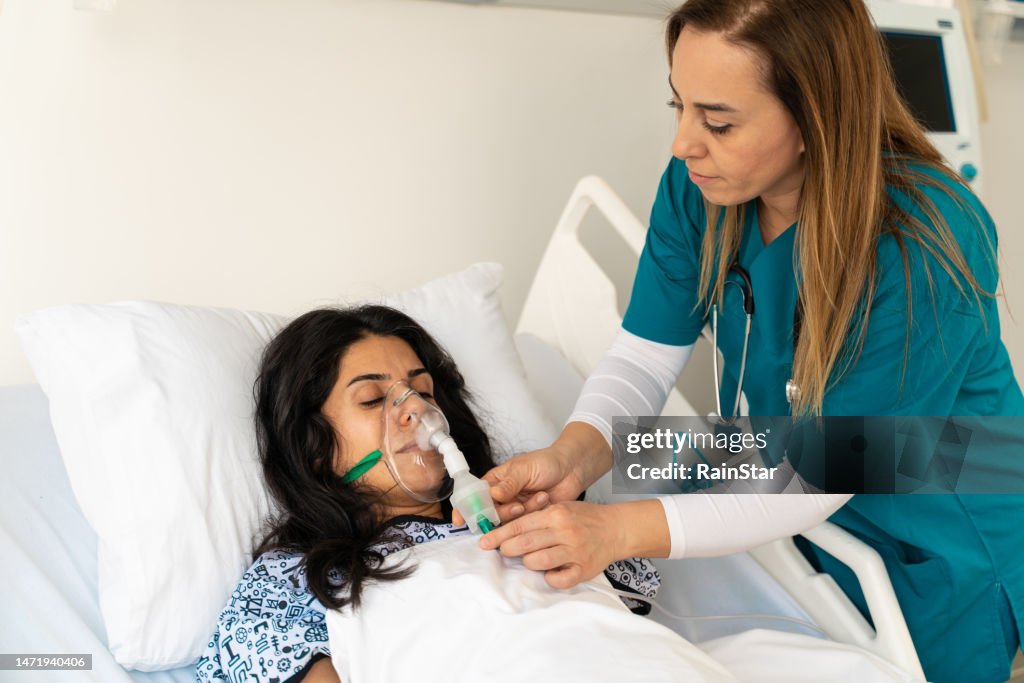 Médico ajustando o suporte respiratório no hospital