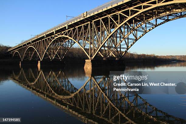 bridge over schuylkill river - schuylkill river photos et images de collection