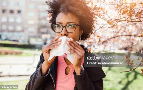 giovane donna nera della città al parco della città - allergia foto e immagini stock
