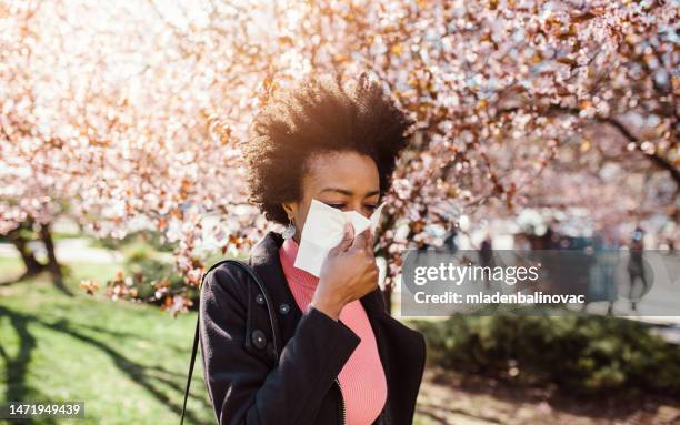 giovane donna nera della città al parco della città - allergia foto e immagini stock