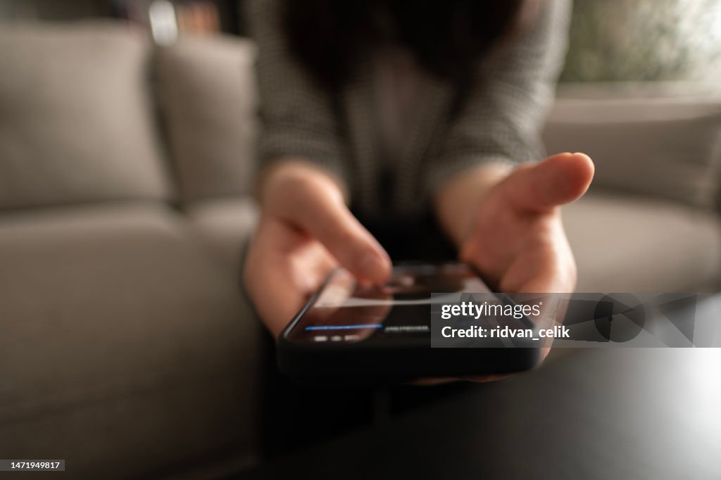 Desplazamiento manual a través de fotos en un teléfono inteligente